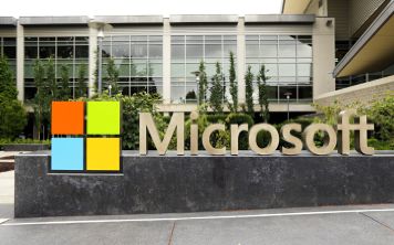 Компания Microsoft намерена "вручить" обладателям Xbox One клавиатуру и мышь