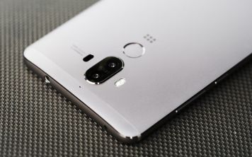 Huawei анонсировала младший фаблет линейки Mate