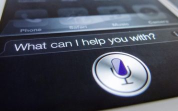 Как изменить голос Siri?