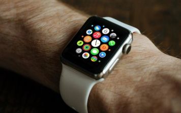 Чиновникам из Великобритании запретили носить Apple Watch