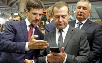 Дмитрию Медведеву вручили российский смартфон Inoi R7