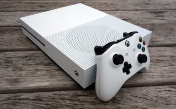 Xbox One S – мал, да удал