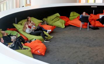 Балансируя между образовательным контролем и правом на частную жизнь