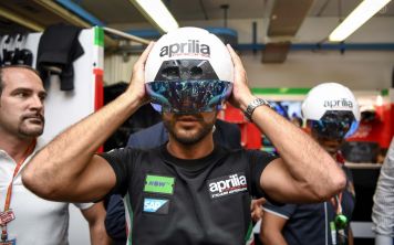 Команда Aprilia внедряет шлем AR в процесс обслуживания мотоциклов 
