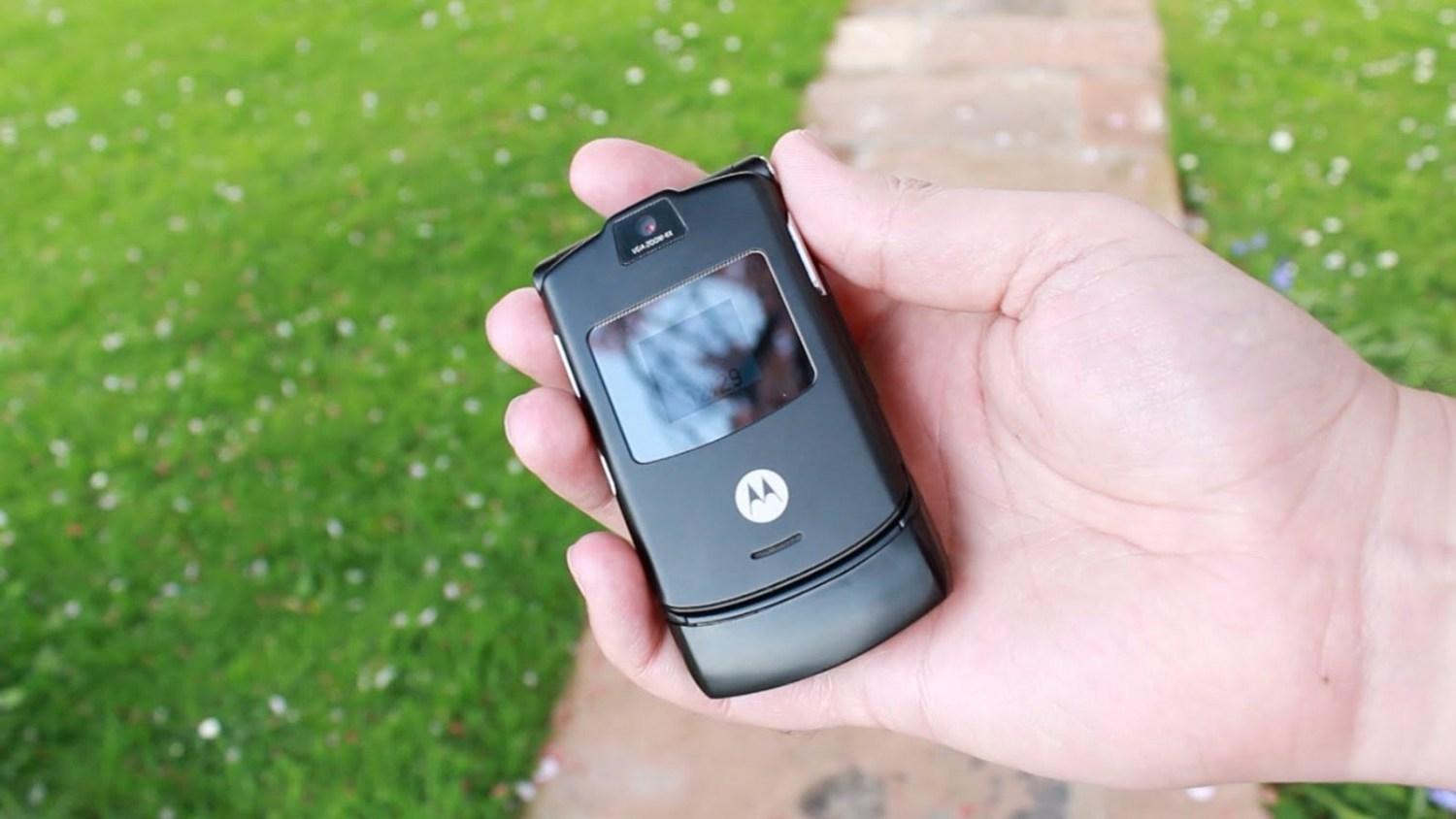 Lenovo планирует возродить культовую раскладушку Motorola Razr V3