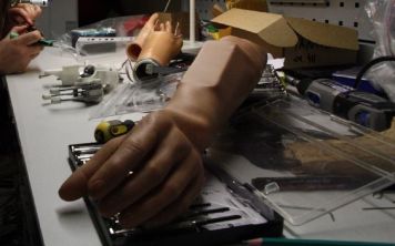 «Альфа-банк» представил протез с функцией бесконтактной оплаты