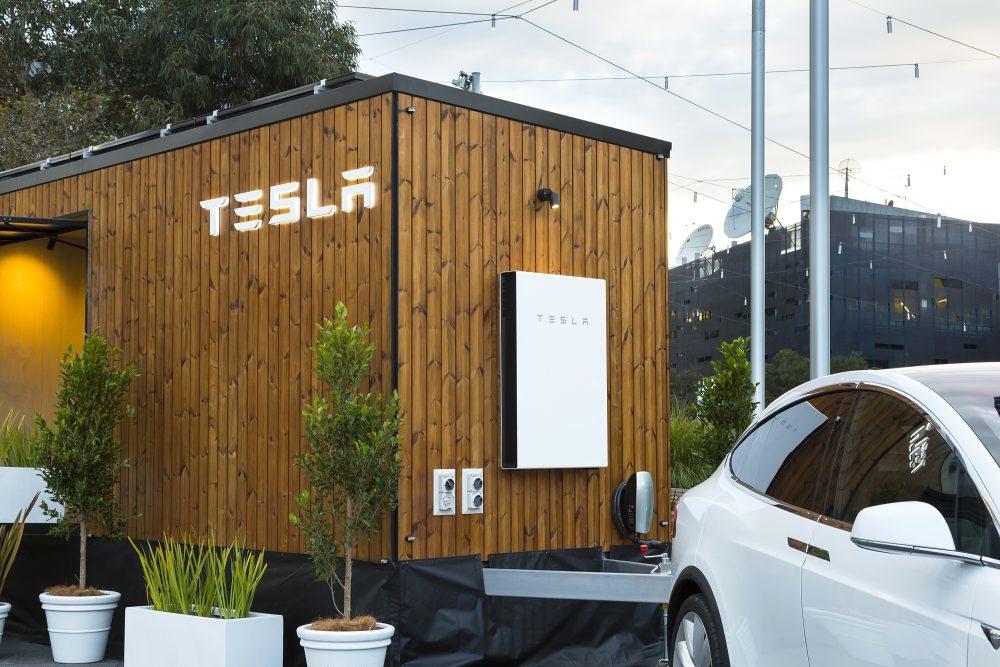 Tesla построила "домик на колесах" для рекламы чистой энергии