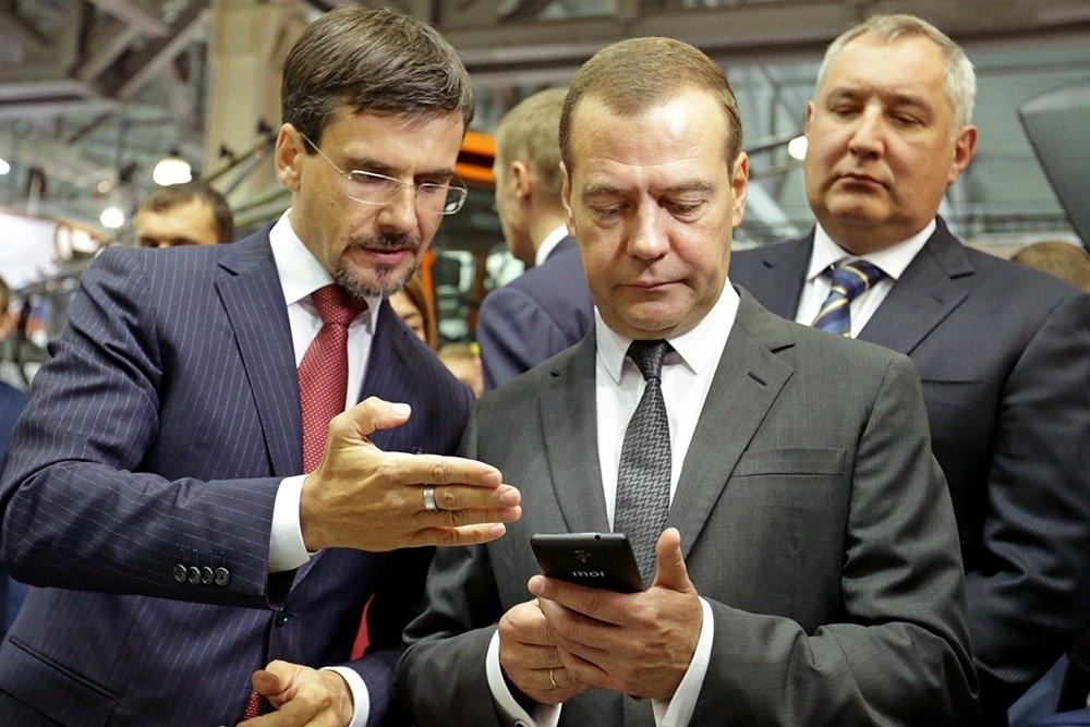 Дмитрию Медведеву вручили российский смартфон Inoi R7