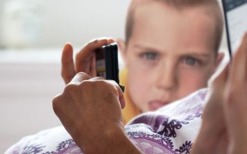Что происходит с семьями, где родители пристрастились к смартфонам?