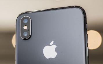 Каков спрос на iPhone X в России?