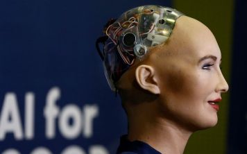 В Саудовской Аравии робот встал в один ряд с человеком