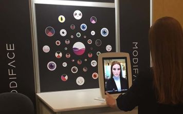 Американская компания выпустила зеркала, в которых можно нанести виртуальный макияж