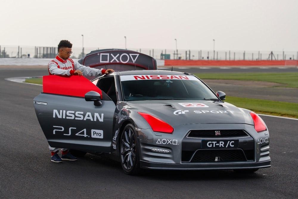 Nissan GT-R под управлением контроллера Sony Dualshock 4