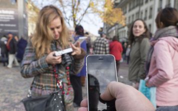 «Shine Camera»- позволяет контролировать процесс съемки с другого смартфона