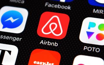 «Airbnb» запускает разделение платежей для групповых поездок