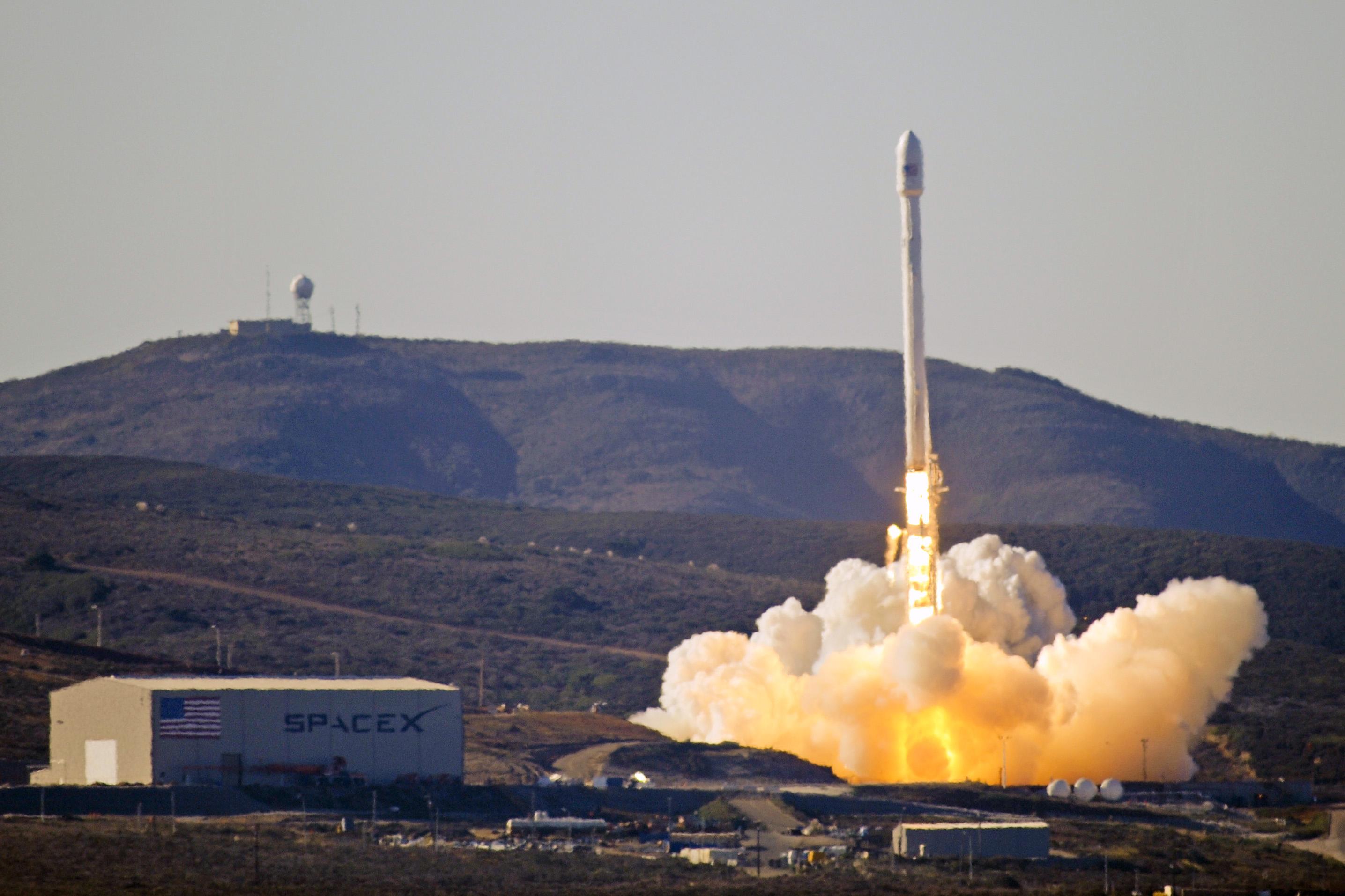 SpaceX очередной раз успешно запустила корабль с грузом для МКС