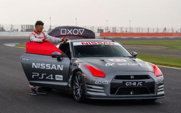 Nissan GT-R под управлением контроллера Sony Dualshock 4