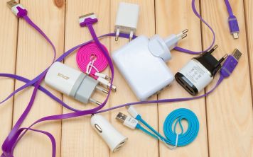 Заряжать телефон нужно только "родными" аксессуарами? 