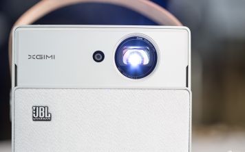 Миниатюрный проектор XGIMICC Aurora можно использовать буквально где угодно 