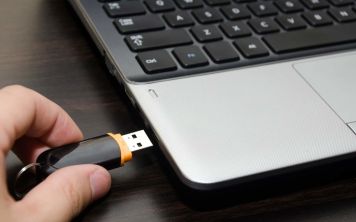 Почему флешка не открывается и просит форматировать?