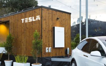 Tesla построила "домик на колесах" для рекламы чистой энергии