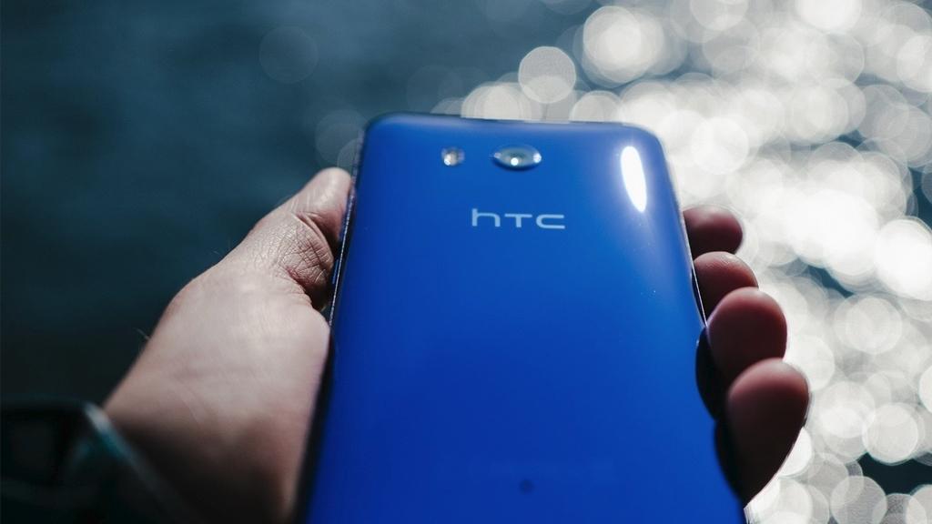 Сжимаемый смартфон HTC U11 вышел