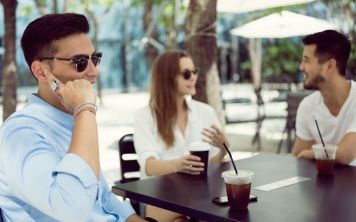 Суйте пальцы в уши, чтобы поговорить