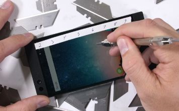 Видео: Тест на выносливость Razer Phone