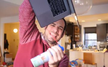 Западающий пробел MacBook Pro удостоили песни
