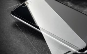 Как снять защитное стекло на iPhone?