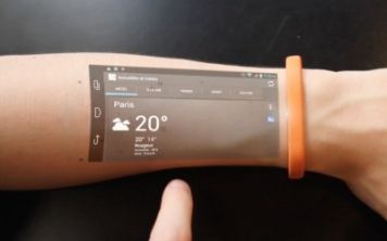Специалисты работают над созданием браслета-проектора для смартфона