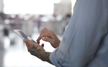 Камера нового iPhone шпионит за людьми 