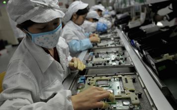Apple сокращает производство