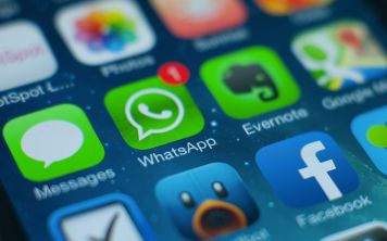После свежего обновления мессенджер WhatsApp стал цветным