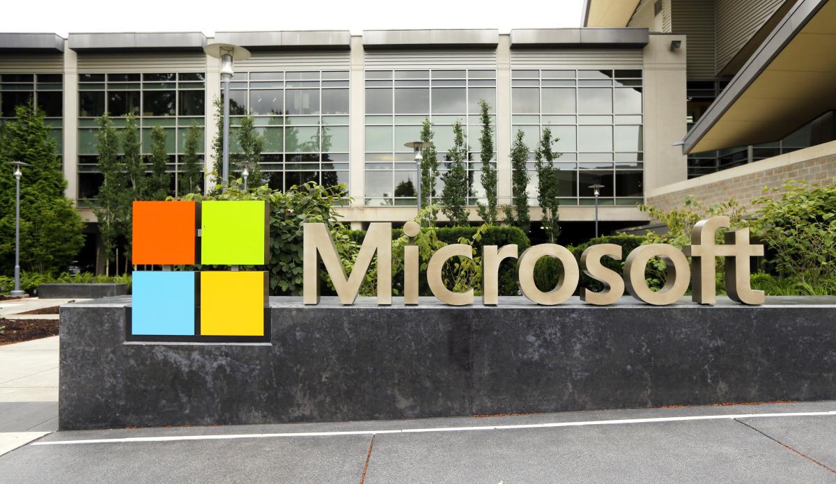 Компания Microsoft намерена "вручить" обладателям Xbox One клавиатуру и мышь