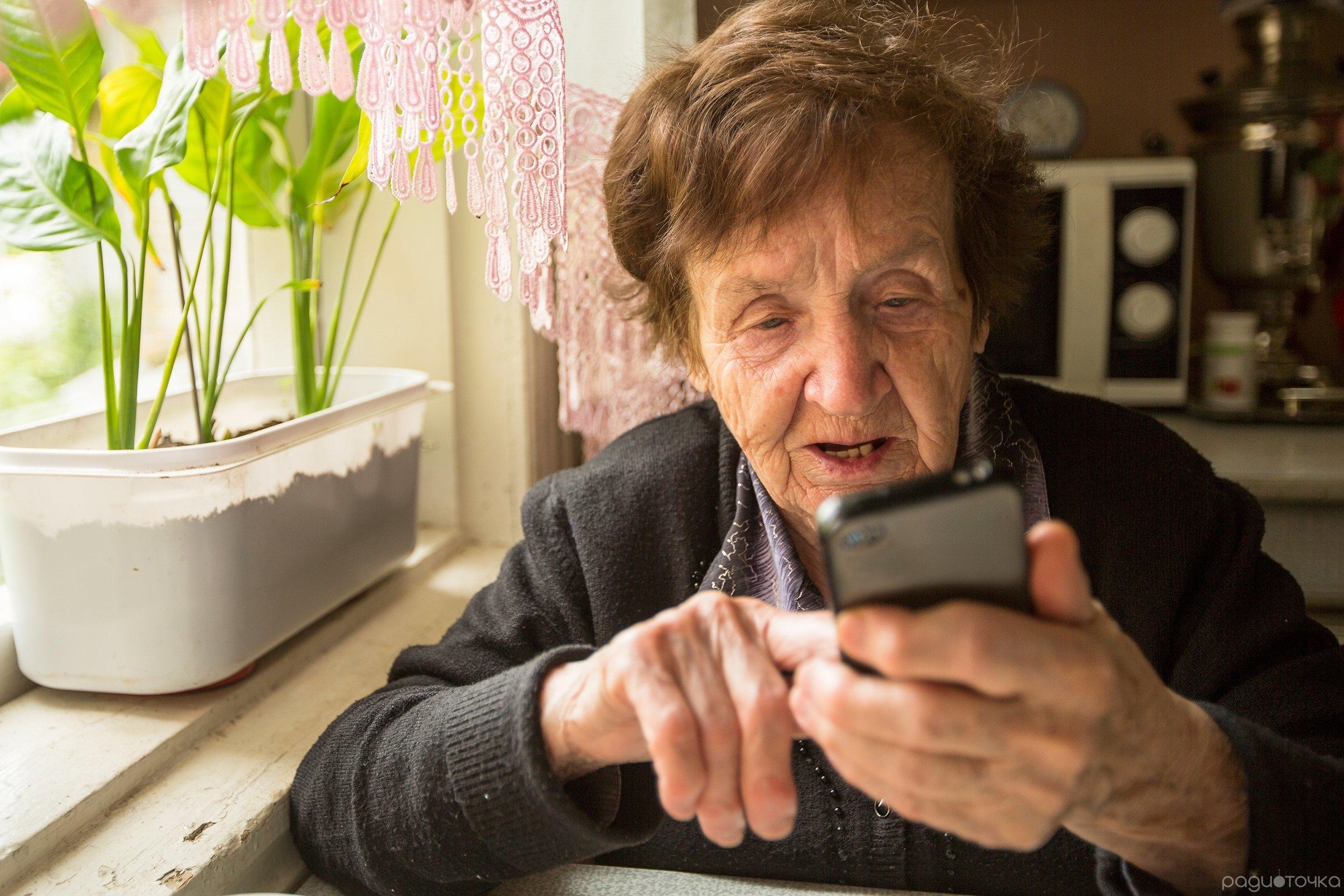 В Казани адаптировали смартфоны для пожилых и слабовидящих 