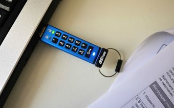 Как поставить пароль на флешку без программ?